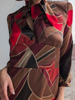 Retro Geometric Tie-Neck Dress